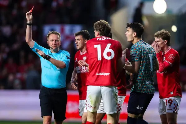 Bristol City 'den Rob Dickie, Bristol City' nin Ashton Gate, Bristol 'de Sheffield United' a karşı oynadığı Gökyüzü İddia Şampiyonası yarı final maçında Sheffield Moore 'a faul yapan hakem Oliver Langford tarafından kırmızı kart gösterildi.