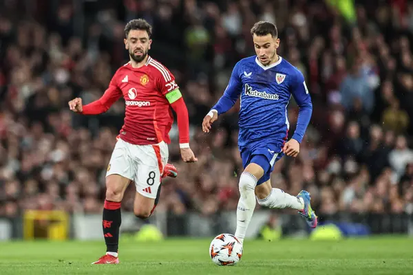 Athletic Bilbao takımından Alex Berenguer, UEFA Avrupa Ligi yarı final maçı sırasında Old Trafford, Manchester, İngiltere 'de oynanan Manchester United - Athletic Bilbao maçında topa vuruyor.