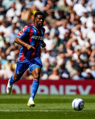Crystal Palace 'dan Jefferson Lerma, Premier Lig maçı sırasında Tottenham Hotspur' un Tottenham Hotspur Stadyumu 'ndaki Crystal Palace' a karşı 11 Mayıs 2025 'te topla koşuyor.