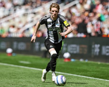 Newcastle United takımından Anthony Gordon, 11 Mayıs 2025 'te St. James' s Park, Newcastle, İngiltere 'de oynanan Premier League maçında Chelsea' ye karşı oynanan maçta topu aldı.