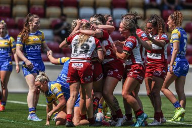 Wigan Warriors takımından Georgia Wilson, 10 Mayıs 2025 'te İngiltere' nin LNER Community Stadyumu 'nda oynanan Betfred Kadınlar Kupası yarı final maçı Leeds Rhinos-Wigan Warriors maçında denemesini kutluyor.