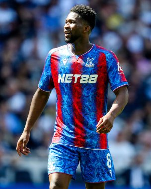 Kristal Saray 'dan Jefferson Lerma, Premier Lig maçı sırasında Tottenham Hotspur' un Tottenham Hotspur Stadyumu 'ndaki Crystal Palace' a açtığı davayı izliyor.