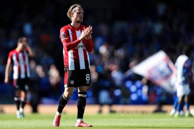 Brentford 'dan Mathias Jensen, Premier Lig maçı sonrasında Ipswich Town, Ipswich, İngiltere' de Ipswich Road 'da Brentford' a karşı oynanan karşılaşmayı alkışlıyor.
