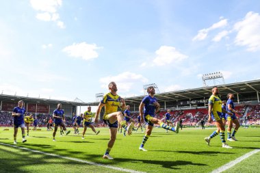 Warrington Wolves oyuncuları maç öncesi ısınma maçı sırasında 11 Mayıs 2025 'te İngiltere' de oynanan Betfred Challenge Kupası yarı final maçı Warrington Wolves 'a karşı Leigh Leopards maçında karşılaşacaklar.