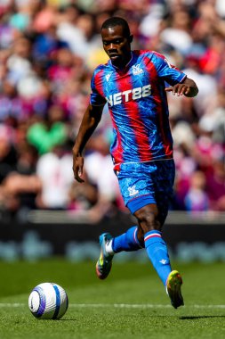 Crystal Palace takımından Tyrick Mitchell, Tottenham Hotspur 'un 11 Mayıs 2025' te Tottenham Hotspur Stadyumu 'ndaki Crystal Palace' a karşı oynadığı Premier League maçında topla koşuyor.