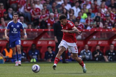 Nottingham Ormanı 'ndan Morgan Gibbs-White Premier Lig maçında Nottingham Forest, Leicester City' ye karşı 11 Mayıs 2025 'te Nottingham, İngiltere' deki City Ground 'da pas attı.