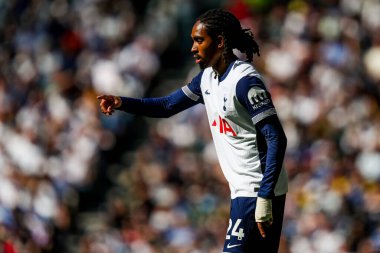Tottenham Hotspur 'dan Djed Spence, Premier Lig maçı sırasında Tottenham Hotspur' a karşı Crystal Palace Tottenham Hotspur Stadyumu, Londra, 11 Mayıs 2025 'te takım talimatları verdi.
