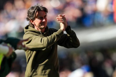 Brentford 'un Thomas Frank teknik direktörü, Premier League maçından sonra Ipswich Town, Brentford' a karşı Ipswich Road, İngiltere 'de 10 Mayıs 2025' te oynanan karşılaşma sonrasında gezgin taraftarları alkışlıyor.