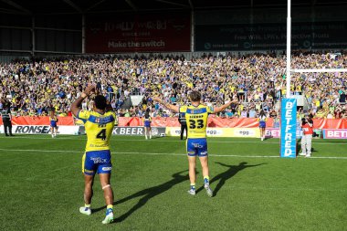 Warrington Wolves 'dan Rodrick Tai ve Warrington Wolves' tan Arron Lindop, 11 Mayıs 2025 'te İngiltere' nin başkenti St Helens 'te oynanan Betfred Challenge Kupası yarı final maçı Warrington Wolves - Leigh Leopards maçında takımlarının galibiyetini kutladılar.