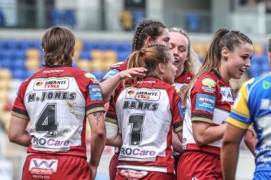 Wigan Warriors takımından Grace Banks, 10 Mayıs 2025 'te İngiltere' nin LNER Community Stadyumu 'nda oynanan Betfred Kadınlar Kupası yarı final maçı Leeds Rhinos-Wigan Warriors maçında denemesini kutluyor.