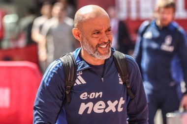 Nottingham Ormanı 'nın Nuno Espirito Santo Müdürü Premier Lig maçı sırasında Nottingham Forest, Leicester City' ye karşı 11 Mayıs 2025 'te İngiltere' nin Nottingham şehrinde geldi.
