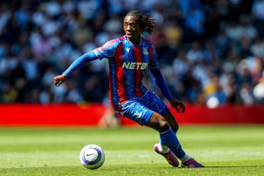 Crystal Palace 'dan Eberechi Eze, 11 Mayıs 2025' te Tottenham Hotspur 'un Tottenham Hotspur' a karşı oynadığı Premier League maçında topla koşuyor.