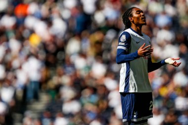 Tottenham Hotspur 'dan Djed Spence, Tottenham Hotspur' un 11 Mayıs 2025 'te Tottenham Hotspur' a karşı oynadığı Premier League maçında tepki gösterdi.