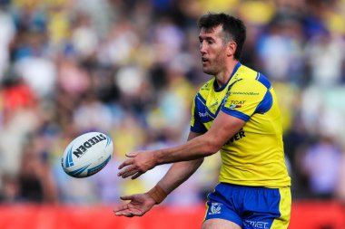 Warrington Wolves 'tan Stefan Ratchford, 11 Mayıs 2025' te İngiltere 'nin başkenti St Helens' te oynanan Betfred Challenge Kupası yarı final karşılaşmasında pas veriyor.