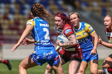 Wigan Warriors takımından Eva Hunter, 10 Mayıs 2025 'te İngiltere' nin LNER Community Stadyumu 'nda oynanan Betfred Kadınlar Kupası yarı final karşılaşmasında topa vuruyor.