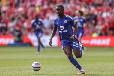 Leicester City 'den Boubakary Soumar, Nottingham Forest' a karşı City Ground, Nottingham, İngiltere, 11 Mayıs 2025 'te oynanan Premier League maçında topu aldı.