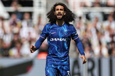 Chelsea 'li Marc Cucurella, 11 Mayıs 2025' te İngiltere 'de oynanan Premier Lig karşılaşmasında takımına talimat verir.