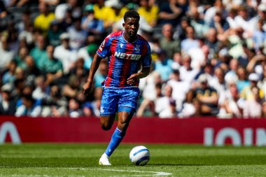 Crystal Palace 'dan Jefferson Lerma, Premier Lig maçı sırasında Tottenham Hotspur' un Tottenham Hotspur Stadyumu 'ndaki Crystal Palace' a karşı 11 Mayıs 2025 'te topla koşuyor.