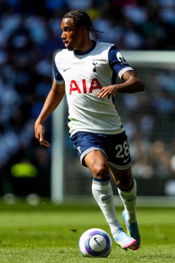 Tottenham Hotspur takımından Wilson Odobert, Tottenham Hotspur 'un 11 Mayıs 2025' te Tottenham Hotspur Stadyumu 'nda oynadığı Premier League maçında topla koşuyor.