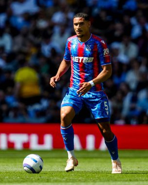 Crystal Palace 'dan Maxence Lacroix, 11 Mayıs 2025' te Tottenham Hotspur 'un Tottenham Hotspur' a karşı oynadığı Premier League maçında topla koşuyor.