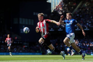 Brentford 'dan Nathan Collins ve Ipswich Town' dan Liam Delap Premier Lig maçında Ipswich Town, Brentford 'a karşı Ipswich Road, İngiltere' de 10 Mayıs 2025 'te oynadılar.