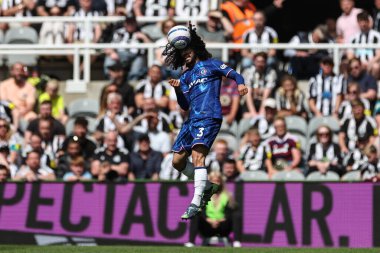 Chelsea 'li Marc Cucurella, 11 Mayıs 2025' te St. James 's Park, Newcastle' da oynanan Premier League karşılaşmasında yüksek topu kazanmak için atlıyor.