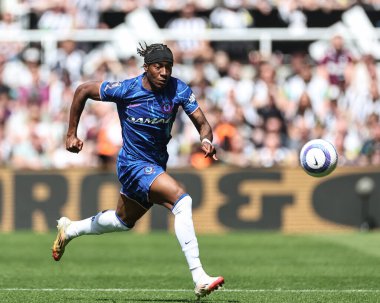 Chelsea 'li Noni Madueke, 11 Mayıs 2025' te İngiltere 'nin Newcastle kentindeki St. James' s Park 'ta oynanan Premier League karşılaşmasında topu atıyor.