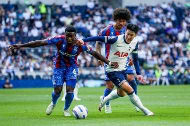 Tottenham Hotspur 'un oğlu Heung-min 11 Mayıs 2025' te Tottenham Hotspur Stadyumu 'nda oynanan Premier Lig maçında Kristal Saray' dan Marc Guehi ve Chris Richards tarafından baskı altına alındı.