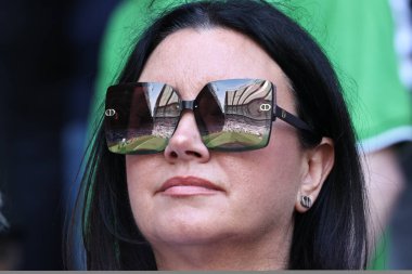 Premier Lig maçında St. James Park 'ın, 11 Mayıs 2025' te St. James 's Park, Newcastle, İngiltere' de oynanan Newcastle United maçında güneş gözlüğü ile yansıması.