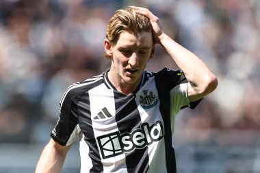 Newcastle United takımından Anthony Gordon, 11 Mayıs 2025 'te St. James' s Park, Newcastle, İngiltere 'de oynanan Premier League maçı sırasında kafasını tuttu.