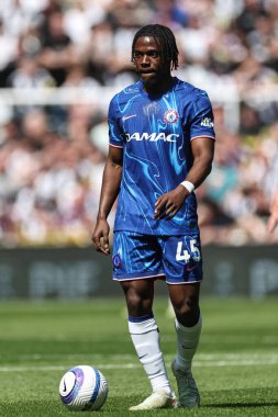 Chelsea 'den Romeo Lavia Premier Lig karşılaşmasında top ile Newcastle United, Chelsea' ye karşı St. James 's Park, Newcastle, İngiltere, 11 Mayıs 2025