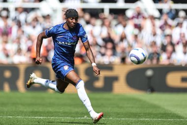 Chelsea 'li Noni Madueke, 11 Mayıs 2025' te İngiltere 'nin Newcastle kentindeki St. James' s Park 'ta oynanan Premier League karşılaşmasında topu atıyor.