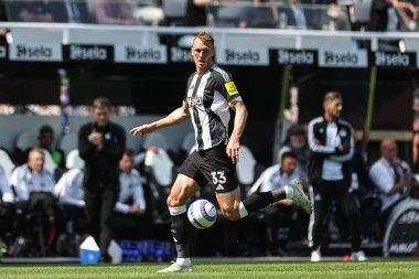 Newcastle United takımından Dan Burn, 11 Mayıs 2025 'te St. James' s Park, Newcastle, İngiltere 'de oynanan Premier League maçında Chelsea' ye karşı oynanan maçta topu aldı.