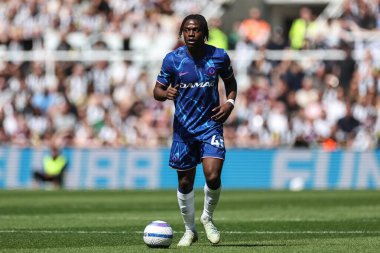 Chelsea 'den Romeo Lavia Premier Lig karşılaşmasında top ile Newcastle United, Chelsea' ye karşı St. James 's Park, Newcastle, İngiltere, 11 Mayıs 2025