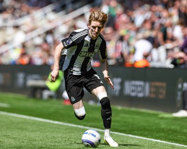 Newcastle United takımından Anthony Gordon, 11 Mayıs 2025 'te St. James' s Park, Newcastle, İngiltere 'de oynanan Premier League maçında Chelsea' ye karşı oynanan maçta topu aldı.
