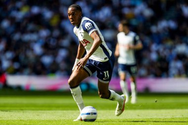 Tottenham Hotspur takımından Mathys Tel, Tottenham Hotspur 'un 11 Mayıs 2025' te Tottenham Hotspur Stadyumu 'ndaki Crystal Palace' a karşı oynadığı Premier Lig karşılaşmasında topu aldı.