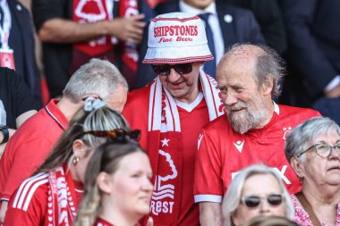 Nottingham Forest taraftarları Premier League maçı sırasında Nottingham Forest, Leicester City 'e karşı City Ground, Nottingham, İngiltere, 11 Mayıs 2025