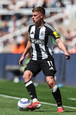 Newcastle United 'dan Harvey Barnes Premier Lig maçı sırasında topla birlikte 11 Mayıs 2025' te St. James 's Park, Newcastle, İngiltere' de oynanan Chelsea maçında