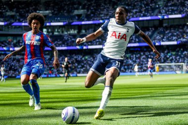 Tottenham Hotspur 'dan Mathys Tel, 11 Mayıs 2025' te Tottenham Hotspur Stadyumu 'nda oynanan Premier League maçında Crystal Palace' dan Chris Richards 'ın baskısı altında.
