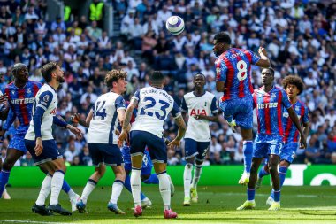 Crystal Palace 'dan Jefferson Lerma, Premier Lig maçında Tottenham Hotspur' a karşı Crystal Palace 'ın 11 Mayıs 2025' te Londra 'daki Tottenham Hotspur Stadyumu' ndaki maçında topa liderlik ediyor.