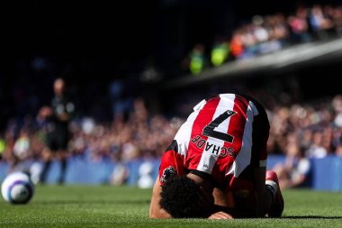 Brentford 'dan Kevin Schade, 10 Mayıs 2025' te Ipswich Town, Brentford 'a karşı oynanan Premier Lig maçında yüzünü tutarak yere yığıldı.