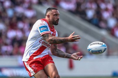 Hull KR 'dan Elliot Minchella, Betfred Challenge Kupası yarı final maçı sırasında LNER Halk Stadyumu, York, Birleşik Krallık' ta Hull KR ve Catalans Dragons maçında pas veriyor.