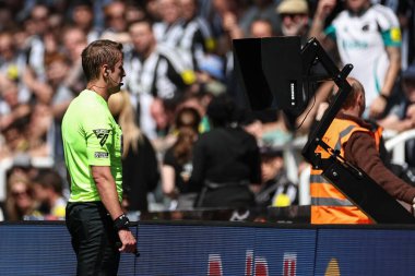 Hakem John Brooks, 11 Mayıs 2025 'te St. James' s Park, Newcastle, İngiltere 'de oynanan Premier Lig karşılaşmasında Chelsea ile Newcastle United arasındaki sarı kart Nicolas Jackson' ı kırmızıya çevirmeden önce VAR ekranını kontrol ediyor.