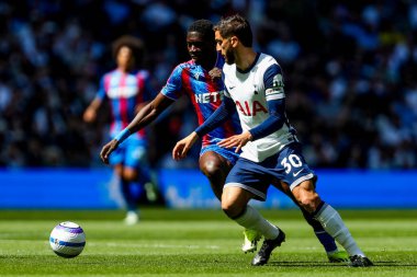 Crystal Palace 'dan Jefferson Lerma Tottenham Hotspur Premier Lig karşılaşması sırasında Tottenham Hotspur' un Crystal Palace 'a karşı 11 Mayıs 2025' te Londra 'daki Tottenham Hotspur Stadyumu' nda Rodrigo Bentancur ile top mücadelesi veriyor.
