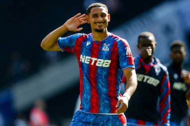 Crystal Palace 'dan Maxence Lacroix, 11 Mayıs 2025' te Tottenham Hotspur 'un Tottenham Hotspur Stadyumu' nda oynanan Premier League maçı sonrasında kazandığı zaferi kutluyor.