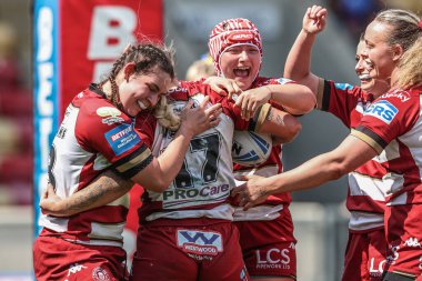 Wigan Warriors takımından Emily Veivers, 10 Mayıs 2025 'te İngiltere' nin LNER Community Stadyumu 'nda oynanan Betfred Kadınlar Yarıfinal karşılaşmasında denemesini kutluyor.