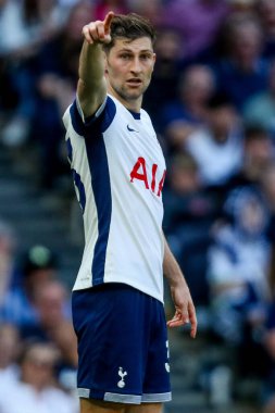 Tottenham Hotspur 'dan Ben Davies, Premier League maçında Tottenham Hotspur' un Tottenham Hotspur 'a karşı Crystal Palace Stadyumu' nda 11 Mayıs 2025 'te takım talimatlarını verir.
