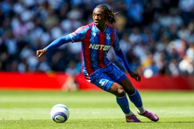 Crystal Palace 'dan Eberechi Eze, 11 Mayıs 2025' te Tottenham Hotspur 'un Tottenham Hotspur' a karşı oynadığı Premier League maçında topla koşuyor.