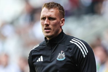 Newcastle United 'tan Dan Burn Premier League maçı sırasında İngiltere' de 11 Mayıs 2025 'te St. James' s Park, Newcastle 'da oynanan maç öncesi ısınma maçında