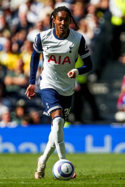 Tottenham Hotspur 'dan Djed Spence Premier Lig maçı sırasında Tottenham Hotspur' a karşı Crystal Palace Tottenham Hotspur Stadyumu, Londra, 11 Mayıs 2025